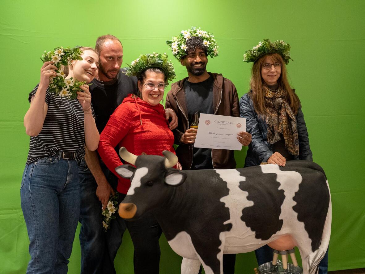 Winner photo with Edelweiss wreath in front of the Greenscreen