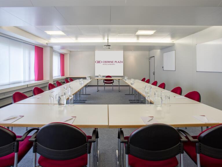 Meetingraum mit U-Form