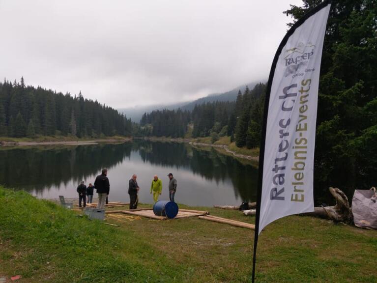 Flossbauen am Walensee mit Grill- und Trottiplausch